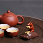 Maus-Teetier mit goldenen Details