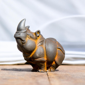 Nashornfigur aus Eisenpulver und Harz