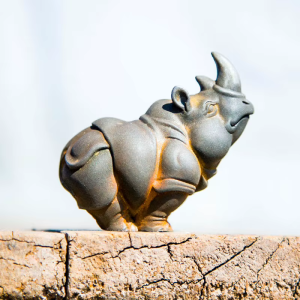 Nashornfigur aus Eisenpulver und Harz