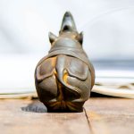 Nashornfigur aus Eisenpulver und Harz