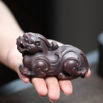 Pixiu-Teetier mit plastischen Wirbelornamenten