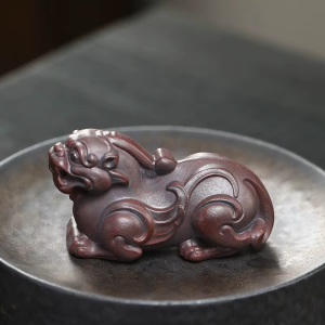 Pixiu-Teetier mit plastischen Wirbelornamenten