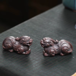 Pixiu-Teetier mit plastischen Wirbelornamenten