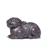 Pixiu-Teetier mit plastischen Wirbelornamenten