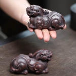 Pixiu-Teetier mit plastischen Wirbelornamenten