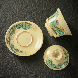 Porzellan-Gaiwan mit Berg oder Blumenmotiv