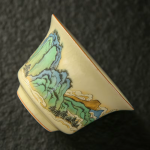 Porzellan-Gaiwan mit Berg oder Blumenmotiv