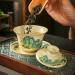 Porzellan-Gaiwan mit Berg oder Blumenmotiv