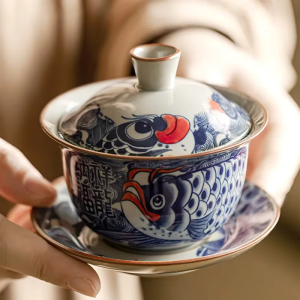Porzellan-Gaiwan mit Fischmotiv