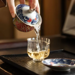 Porzellan-Gaiwan mit Fischmotiv