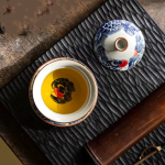 Porzellan-Gaiwan mit Fischmotiv