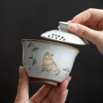 Porzellan-Gaiwan mit Katzenmotiv