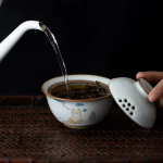 Porzellan-Gaiwan mit Katzenmotiv