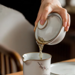 Porzellan-Gaiwan mit Katzenmotiv