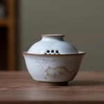Porzellan-Gaiwan mit Katzenmotiv — Liegende beige Katze