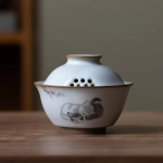 Porzellan-Gaiwan mit Katzenmotiv — Liegende graue getigerte Katze
