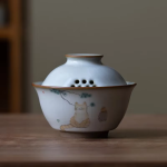 Porzellan-Gaiwan mit Katzenmotiv — Sitzende beige Katze