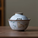 Porzellan-Gaiwan mit Katzenmotiv — Stehende beige und rotbraune Katze