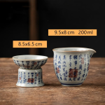 Porzellan-Teeservice mit Gaiwan oder Kanne — Fußtasse und Kanne, Kalligrafie und rote Siegel
