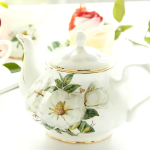 Porzellanteekanne mit Blumen und Innenfilter