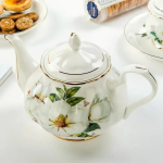 Porzellanteekanne mit Blumen und Innenfilter