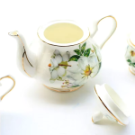Porzellanteekanne mit Blumen und Innenfilter