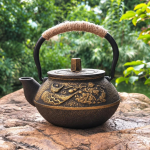 Retro-Gusseisen-Teekanne 300 ml mit Edelstahlfilter — Gewelltes goldenes Dekor