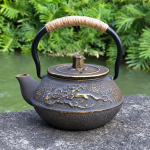 Retro-Gusseisen-Teekanne 300 ml mit Edelstahlfilter — Goldene Linien