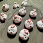 Schwein als Keramik-Teetier mit blauen Akzenten