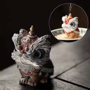 Tanzender Löwe als thermochromisches Teetier aus Kunstharz