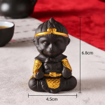 Tea Pet Affenkönig aus violettem Ton — Hände auf den Knien, sehr dunkelbraun