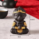 Tea Pet Affenkönig aus violettem Ton — Hände gefaltet, sehr dunkelbraun
