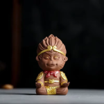 Tea Pet Affenkönig aus violettem Ton — Offene Handflächen, rosabraun