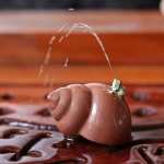 Tea Pet aus violettem Ton mit Reliefspirale