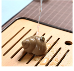 Tea Pet aus violettem Ton mit Reliefspirale