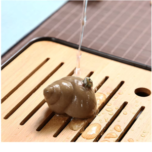 Tea Pet aus violettem Ton mit Reliefspirale