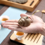Tea Pet aus violettem Ton mit Reliefspirale