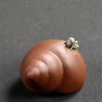 Tea Pet aus violettem Ton mit Reliefspirale