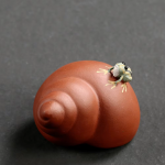 Tea Pet aus violettem Ton mit Reliefspirale