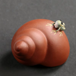 Tea Pet aus violettem Ton mit Reliefspirale