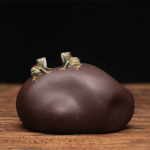 Tea Pet aus violettem Ton mit zwei Fröschen