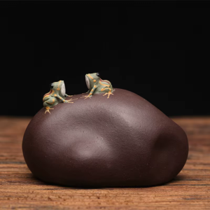 Tea Pet aus violettem Ton mit zwei Fröschen