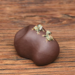 Tea Pet aus violettem Ton mit zwei Fröschen
