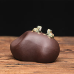 Tea Pet aus violettem Ton mit zwei Fröschen