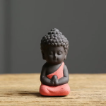 Tea Pet Buddha aus Keramik als Mönchsfigur — Korallrosa