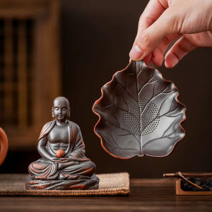 Tea Pet Buddha mit Teesieb aus violettem Ton
