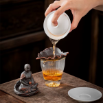 Tea Pet Buddha mit Teesieb aus violettem Ton