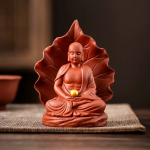 Tea Pet Buddha mit Teesieb aus violettem Ton — Terrakotta und Gold