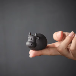 Tea Pet Bulle aus Porzellan — Schwarz und Grau