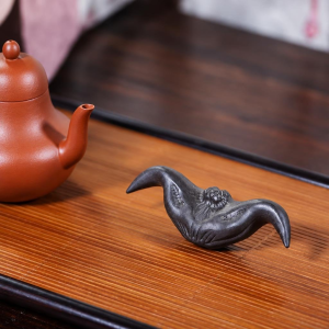 Tea Pet Fledermaus aus Yixing-Ton, 9 × 3 × 3 cm